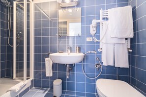 Rom – executive (Zaffiro) | Bad | Dusj, toalettartikler (inkludert) og hårføner