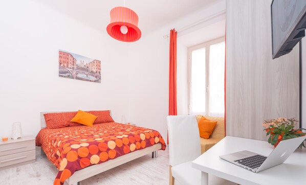 Habitación Deluxe (Corallo) | Ropa de cama de alta calidad, caja fuerte, cortinas opacas