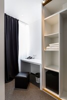 Minibar, Zimmersafe, Schreibtisch, Verdunkelungsvorhänge