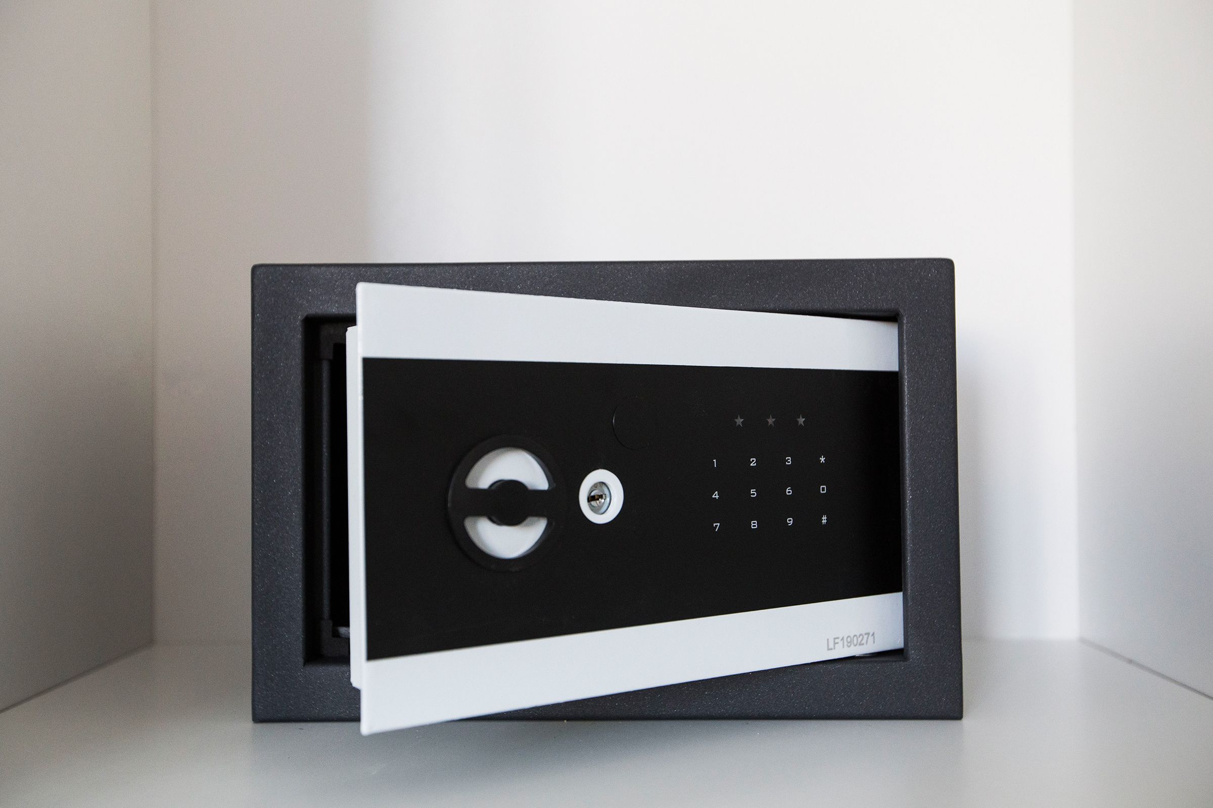 Een kluis met een keypad en een rond slotmechanisme.