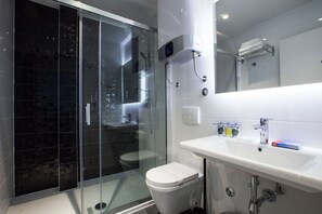 Dusche, kostenlose Toilettenartikel, Haartrockner, Bademäntel