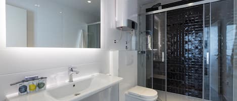 Douche, articles de toilette gratuits, sèche-cheveux, peignoirs