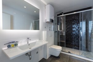Dusche, kostenlose Toilettenartikel, Haartrockner, Bademäntel