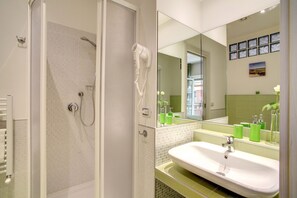 Doppel- oder Zweibettzimmer | Badezimmer | Dusche, kostenlose Toilettenartikel, Haartrockner, Bidet