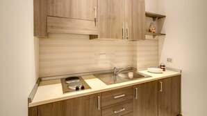Una cocina con armarios de madera, un lavabo y una encimera.