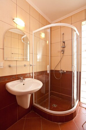 Combined shower/tub