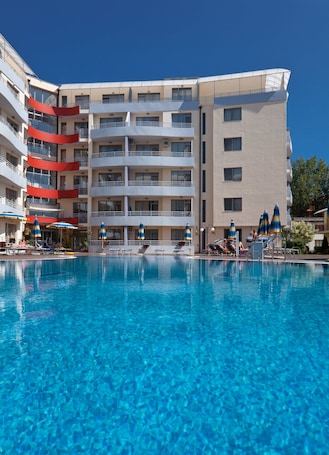 Una piscina al aire libre de temporada