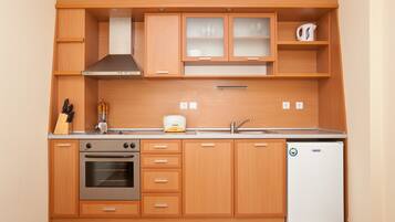 Fridge, cookware/dishes/utensils