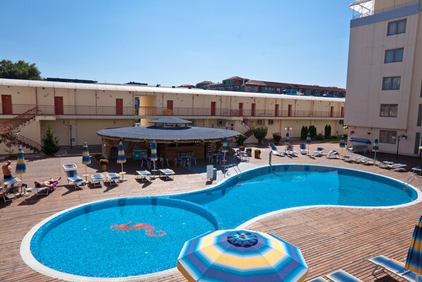 Kolam renang terbuka bermusim