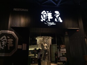 Phục vụ bữa trưa và bữa tối, món ăn mang phong cách quốc tế 