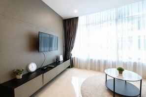 2 Bedroom Premier Suites | Área de sala de estar | Televisión LED 