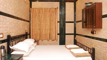 Luxury Double Room, 1 Double Bed | Desk, free WiFi, bed sheets