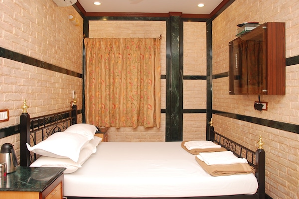 Luxury Double Room, 1 Double Bed | Desk, free WiFi, bed sheets