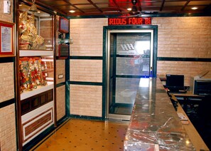 Snack bar - Hotel Hira (Mumbai)