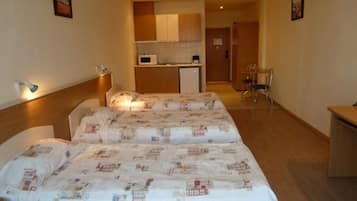 Triple Studio, Kitchenette, Balcony  | Desk, iron/ironing board, free cribs/infant beds, rollaway beds