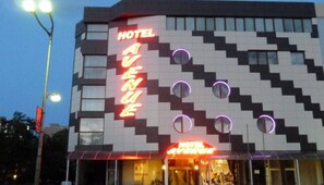 Front of property – evening/night - Avenue Apart Hotel (Sunny Beach)