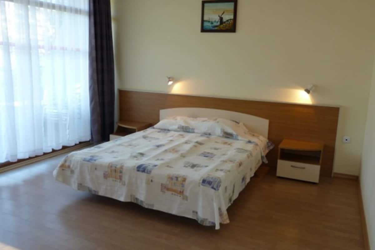 Standard Studio, Balcony (Kitchenette) | Desk, iron/ironing board (on request), cribs (free)