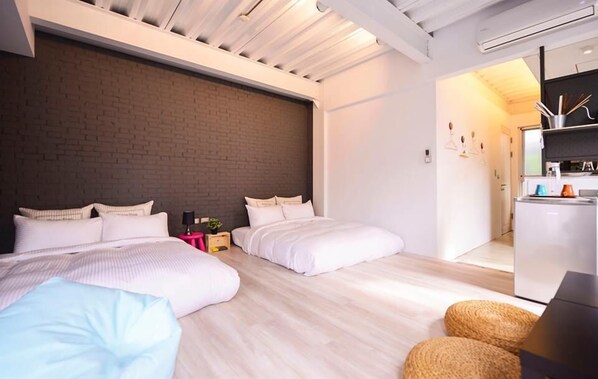 Escritorio, cortinas blackout y sistema de insonorización