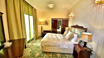 Lägenhet Deluxe - 1 sovrum (1 King Bed) | 1 sovrum, värdeförvaringsskåp på rummet och skrivbord