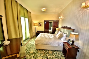 Appartement Deluxe, 1 chambre (1 King Bed) | 1 chambre, coffre-fort pour ordinateur portable, bureau