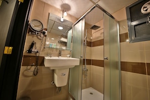 Douche, articles de toilette (gratuits), séchoir à cheveux, pantoufles