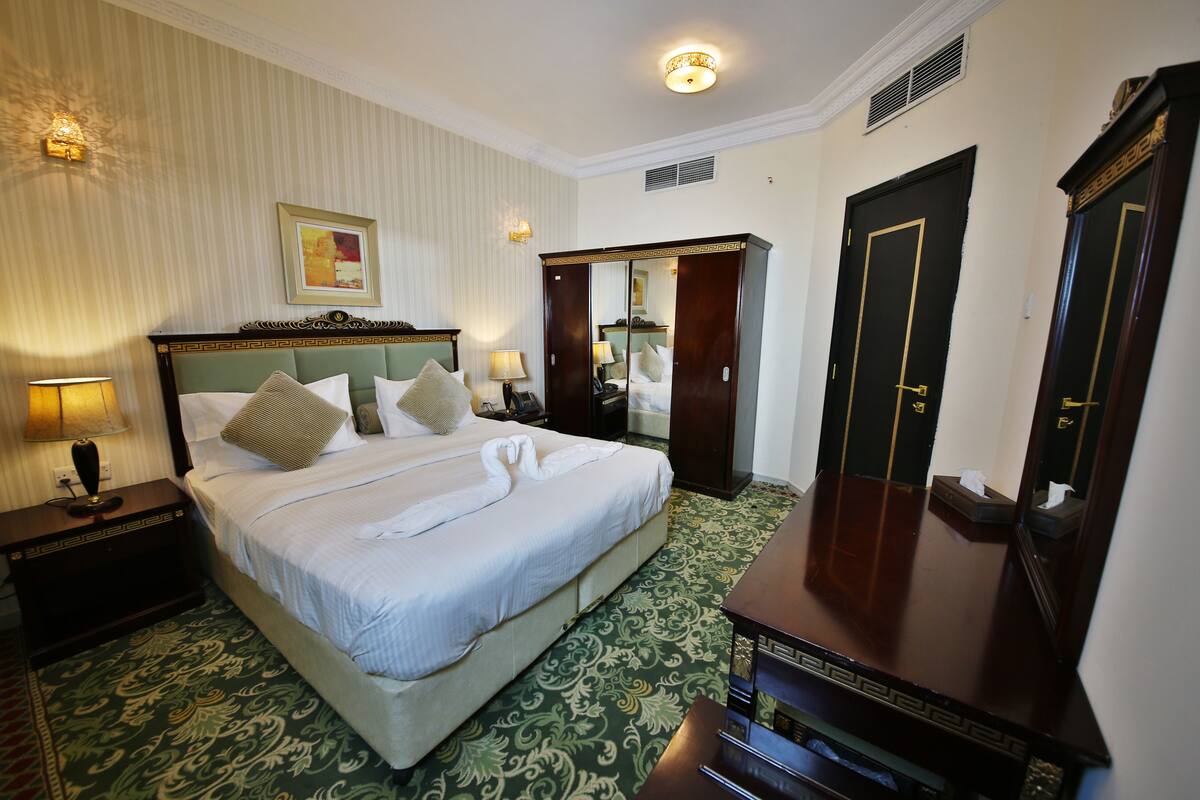Standard Apartment, 1 Bedroom (1 King Bed) | 1 bedroom, in-room safe, desk, iron/ironing board