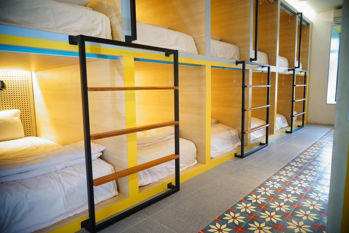 Dormitorio compartido estándar, dormitorio mixto, baño compartido | Caja de seguridad en la habitación, escritorio y cortinas blackout