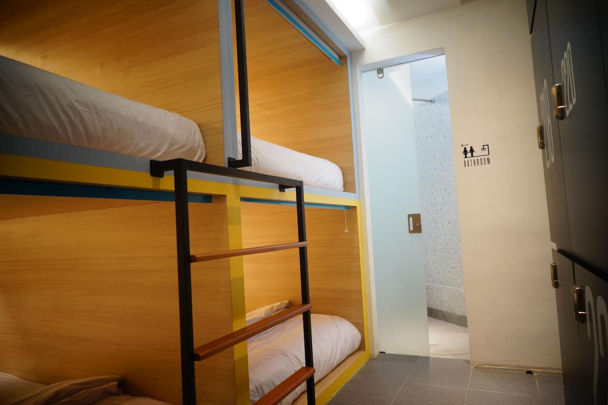 Mixed Double Bed Capsule (2 Adults) | Caja de seguridad en la habitación, escritorio y cortinas blackout