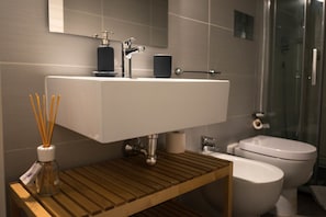 Douche, douche à « effet pluie », articles de toilette gratuits