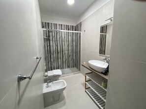 Comfort Double Room | Bathroom | Shower, rainfall showerhead, free toiletries, hair dryer - 2Naples rooms (Naples)