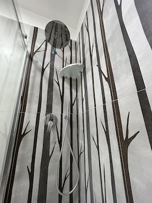 Chambre Double Confort | Salle de bain | Douche, douche à « effet pluie », articles de toilette gratuits
