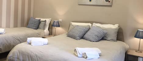 Chambre Triple Deluxe | Décoration personnalisée, ameublement personnalisé, bureau