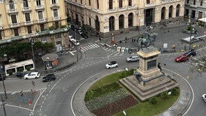 A roundabout with a central monument surrounded by a flower bed, intersecting roads, and historic buildings with classical architecture. - 2Naples rooms (Naples)