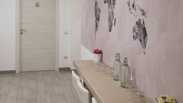 Tägliches kontinentales Frühstück (5 EUR pro Person)