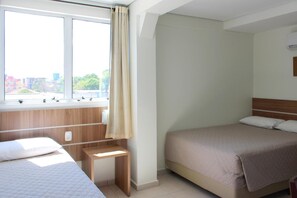 Habitación triple Deluxe | Minibar, escritorio, cortinas opacas y sistema de insonorización