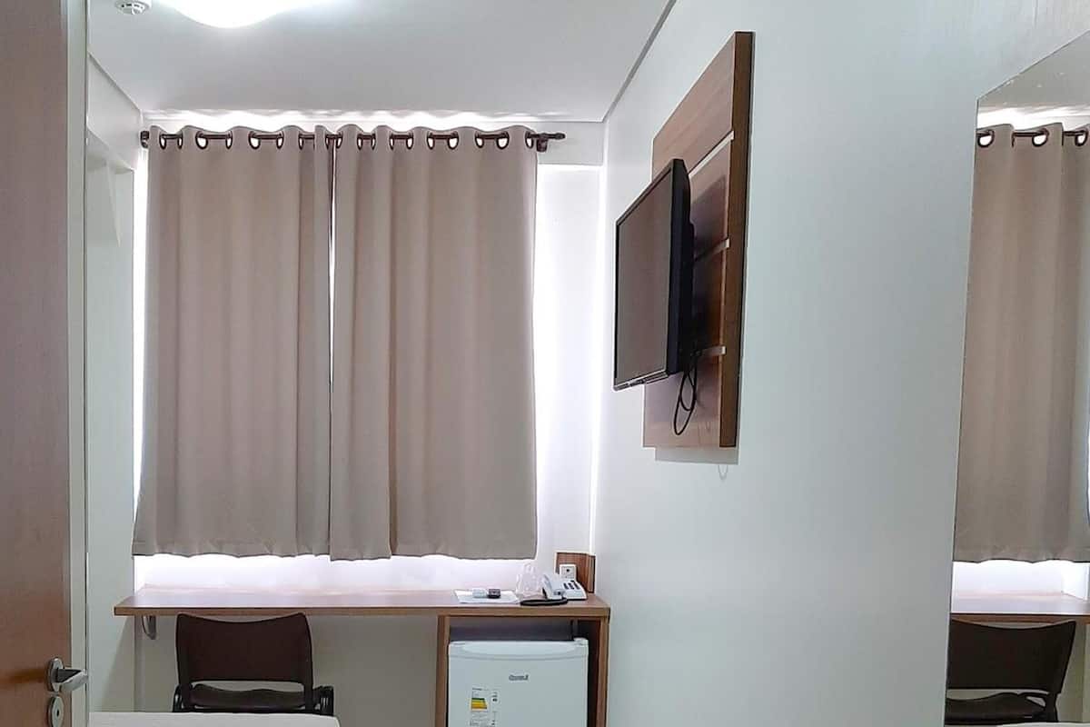 Een minibar, een bureau, verduisterende gordijnen, geluiddichte muren