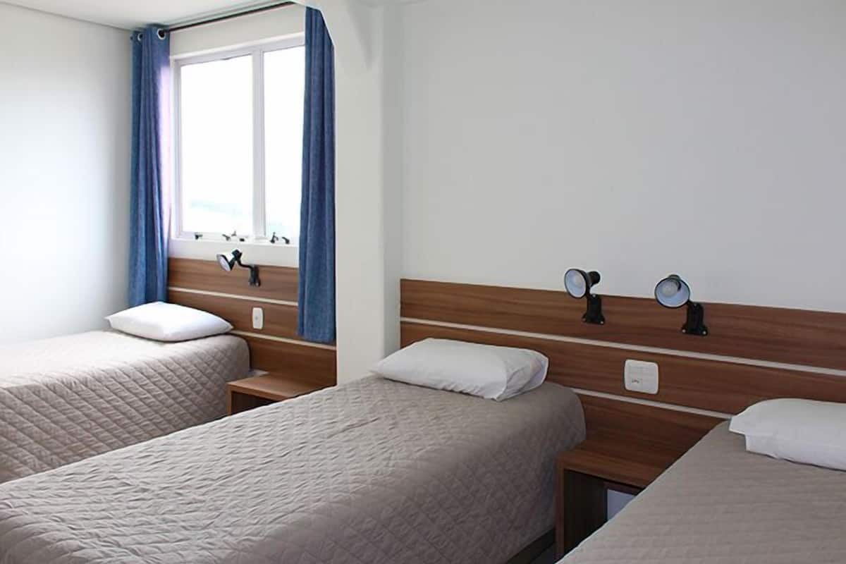 Deluxe driepersoonskamer | Een minibar, een bureau, verduisterende gordijnen, geluiddichte muren
