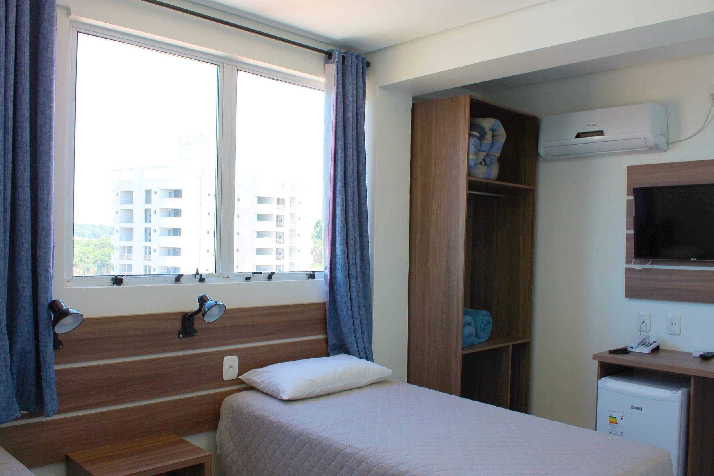 deluxe twin room | 1 bedroom, minibar, desk, blackout curtains