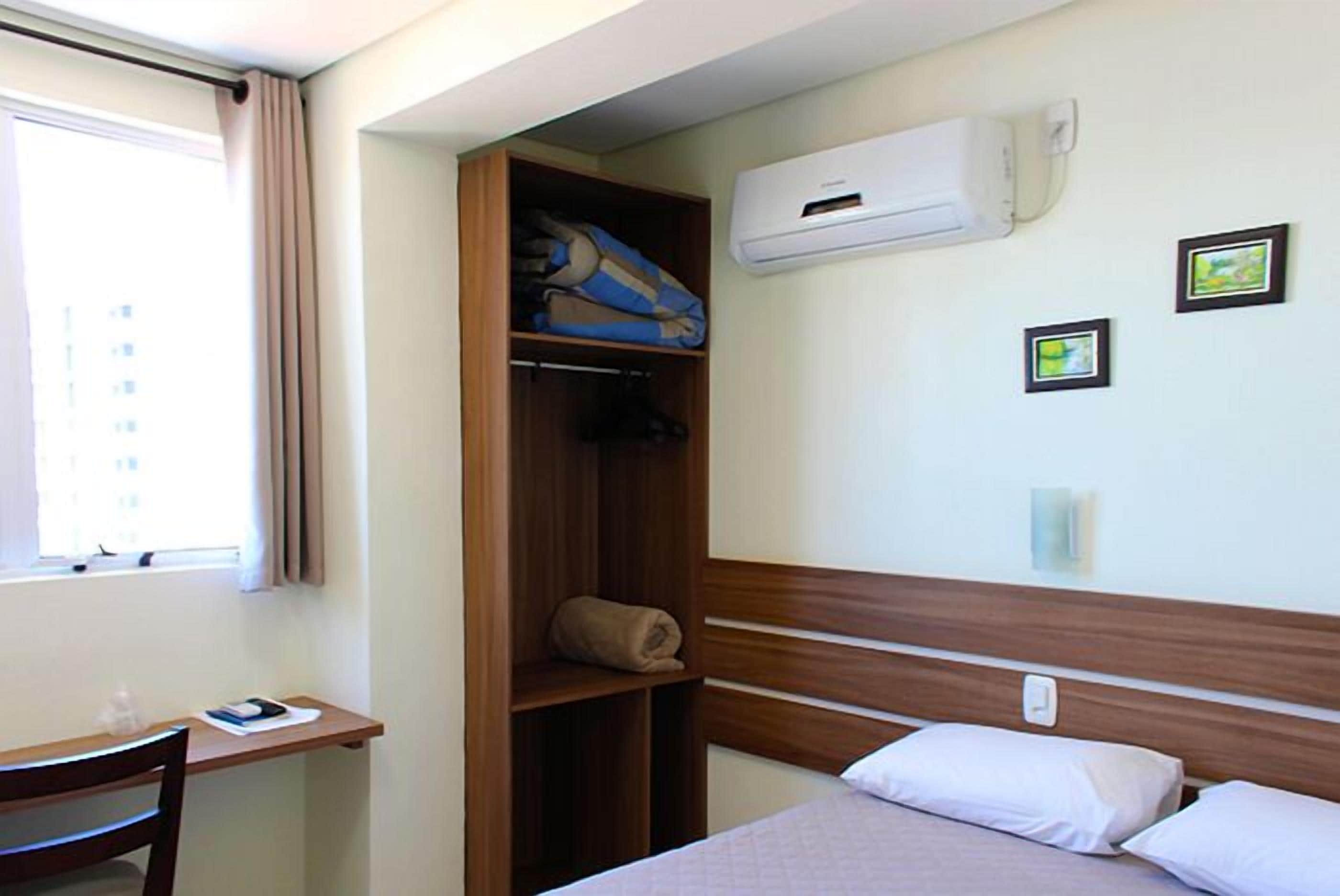 Quarto casal luxo de uso individual | Frigobar, escrivaninha, cortinas blackout, quartos à prova de som