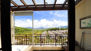 Un balcón con vistas a un paisaje exuberante y montañas.