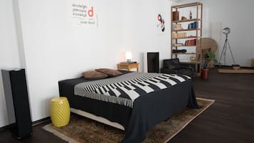 Loft, balkon | Luxe beddengoed, een minibar, een bureau, een strijkplank/strijkijzer