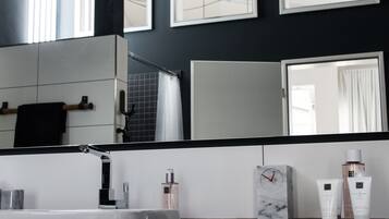 Loft, balkon | Badkamer | Een aparte badkuip en douche, gratis toiletartikelen, handdoeken, zeep