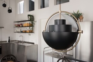 Loft, balcone | Cucina privata | Frigorifero, piano cottura, lavastoviglie, macchina per tè/caffè