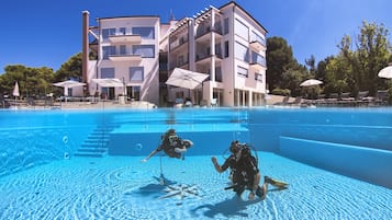 Piscine extérieure (ouverte en saison), chaises longues