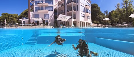 Piscina externa sazonal, funciona das 7h às 22h, espreguiçadeiras