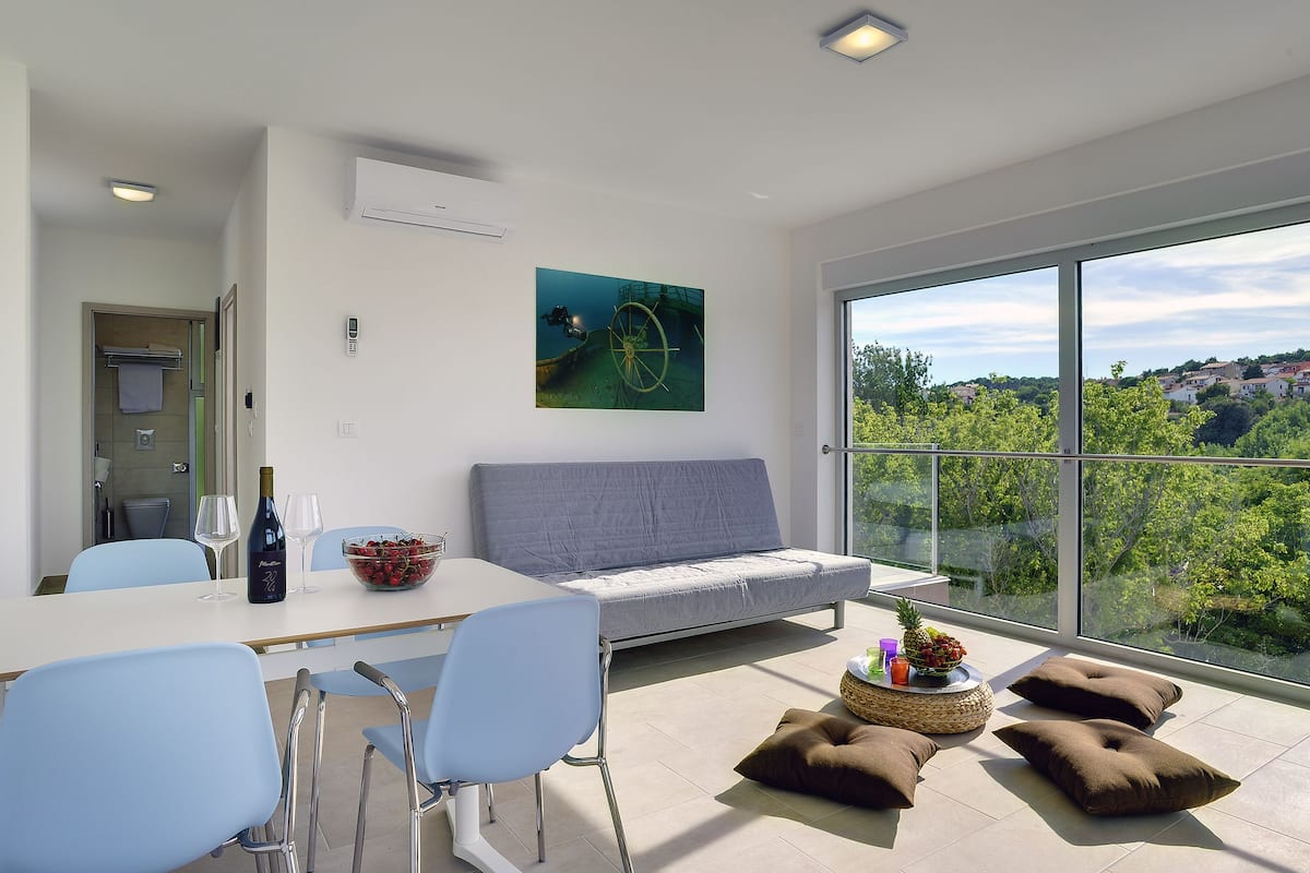 Suite, 1 Bedroom, Balcony | Living area