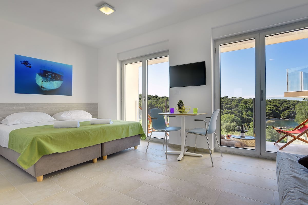 studio suite, balcony | 1 bedroom, minibar, in-room safe, desk