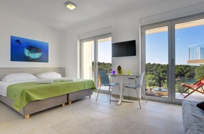 Studiosvit - balkong | Minibar, värdeförvaringsskåp på rummet, skrivbord och gratis wi-fi