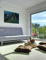 Suite, 2 habitaciones, balcón | Zona de estar | Una televisión de pantalla plana