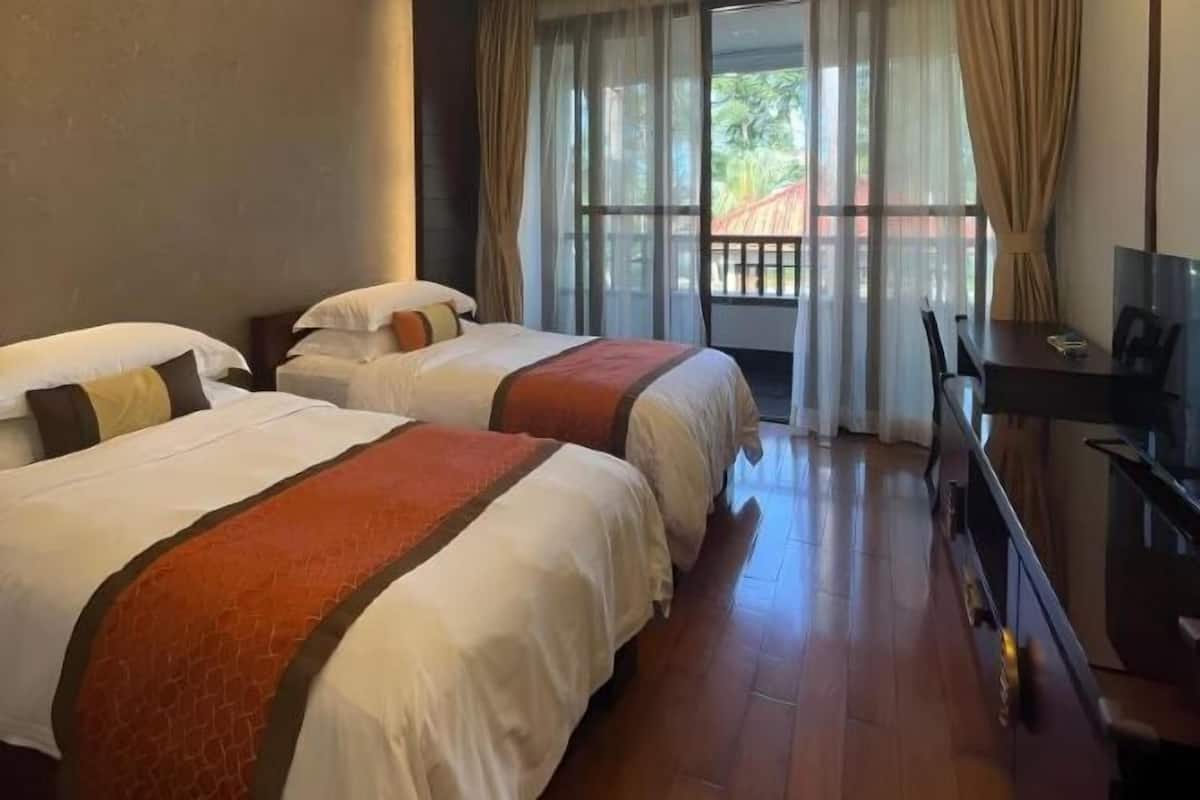 Premium bedding, minibar, in-room safe, desk